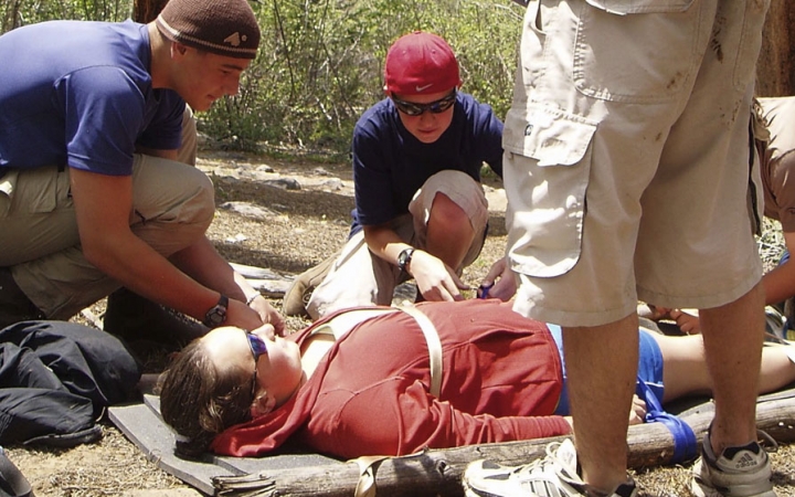 students participate in a wilderness first aid course on a gap year expedition with outward bound